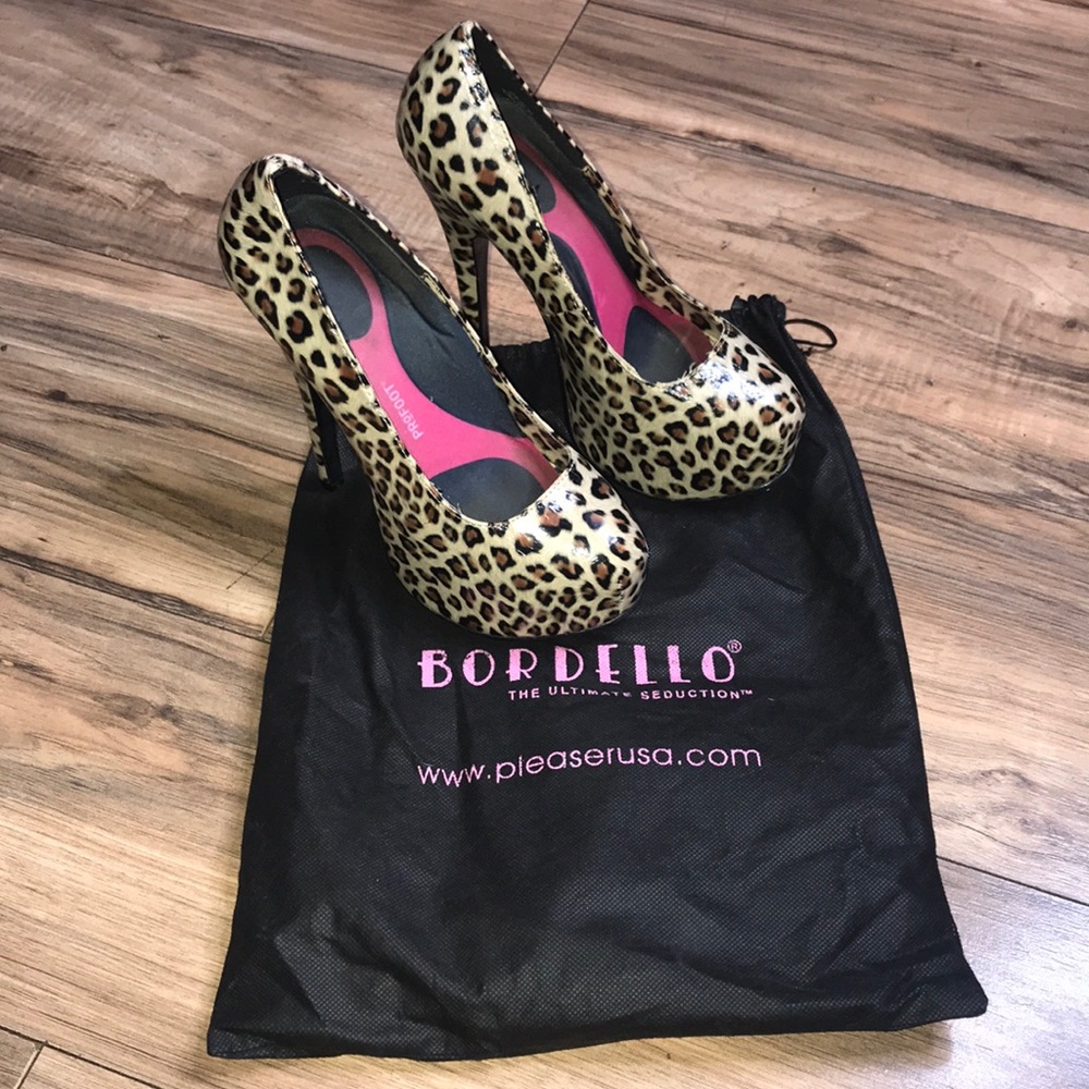 Bordello cheetah leopard animal print platform pumps size 6